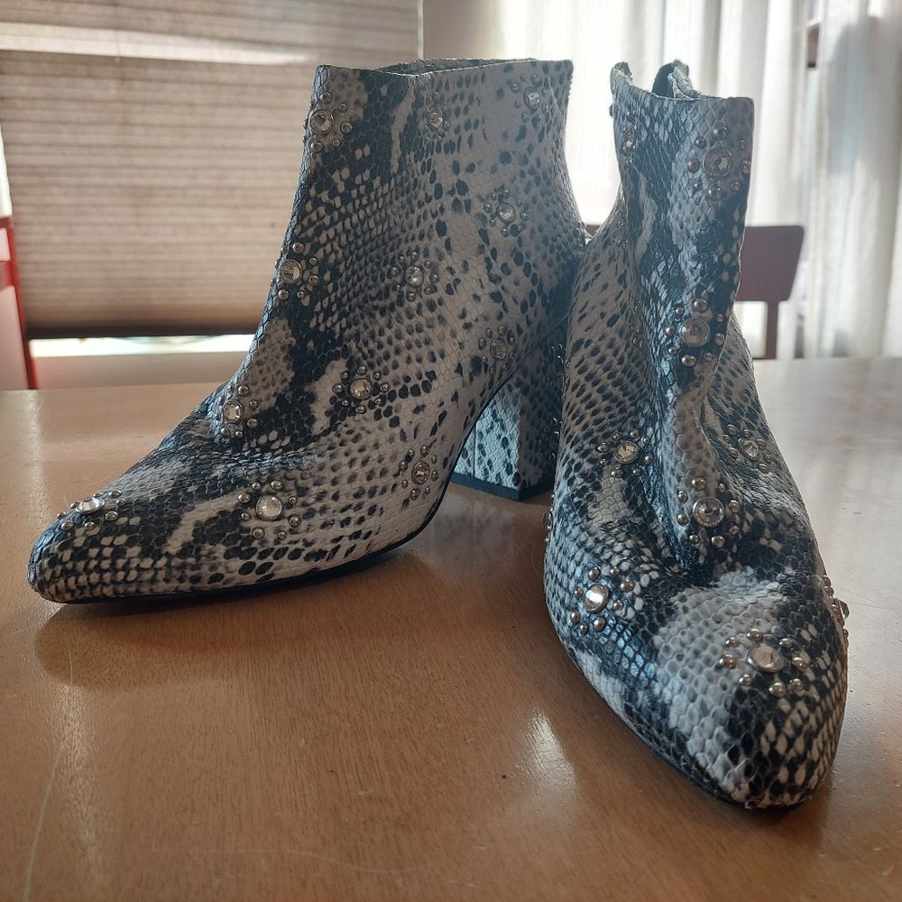 SENSO Size 40 (8/9 US) Black and White Snake-skin Ankle Boots/Booties